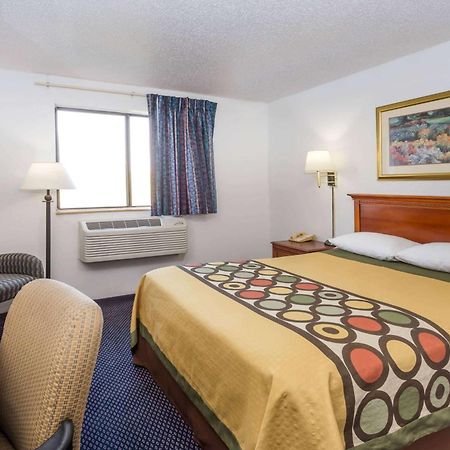 Super 8 By Wyndham Pontiac Hotel Exterior photo