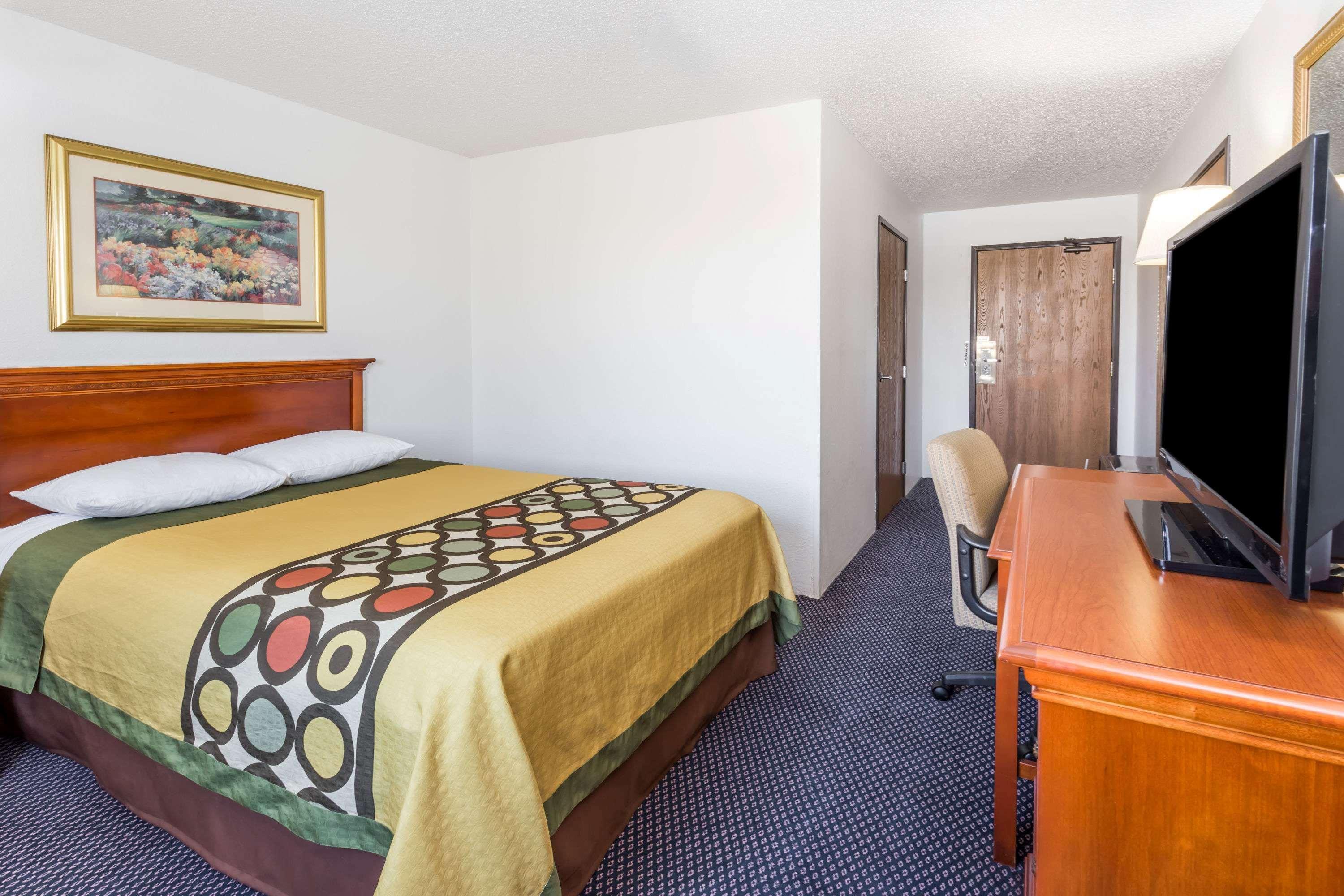 Super 8 By Wyndham Pontiac Hotel Exterior photo