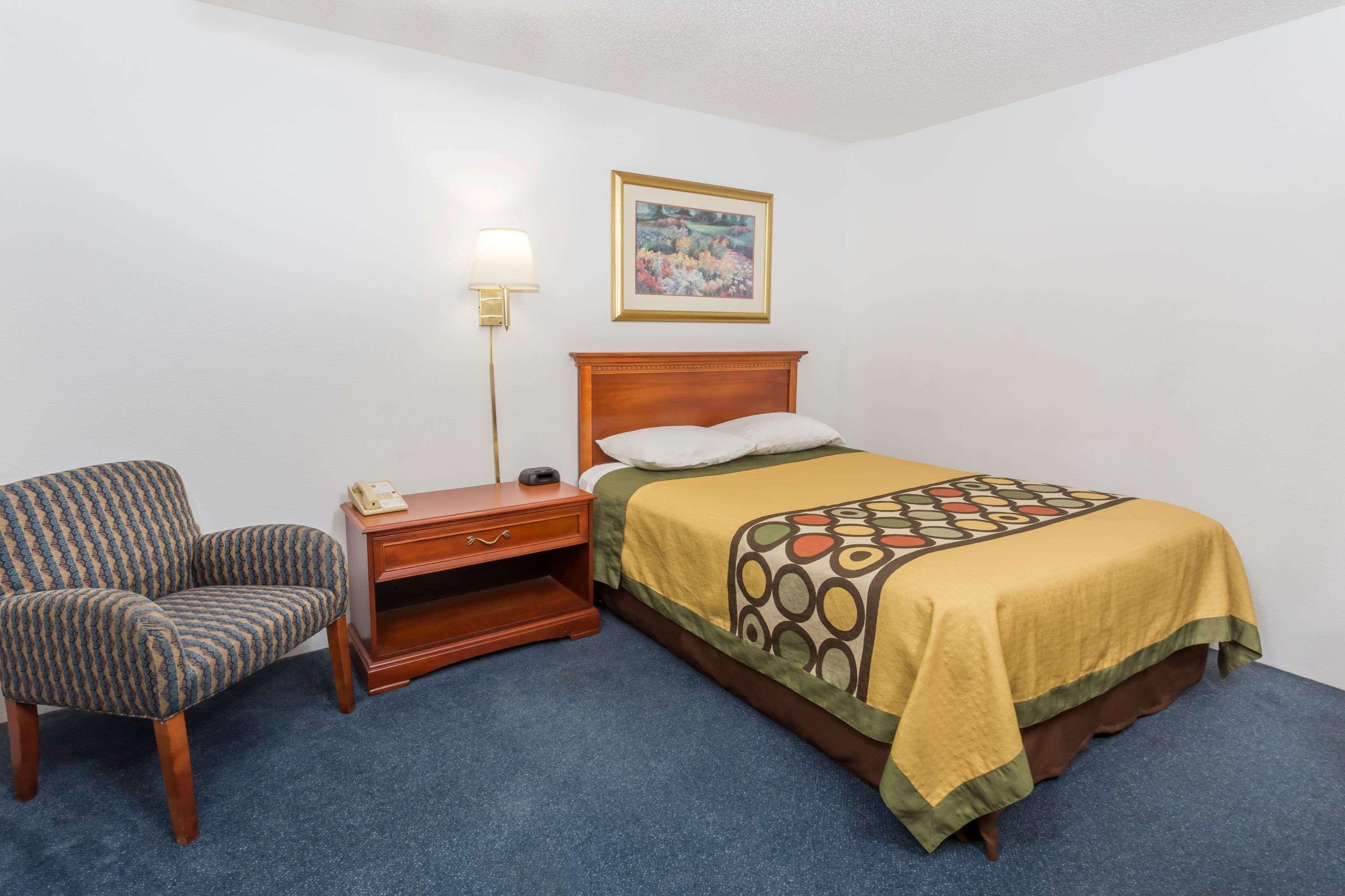 Super 8 By Wyndham Pontiac Hotel Exterior photo