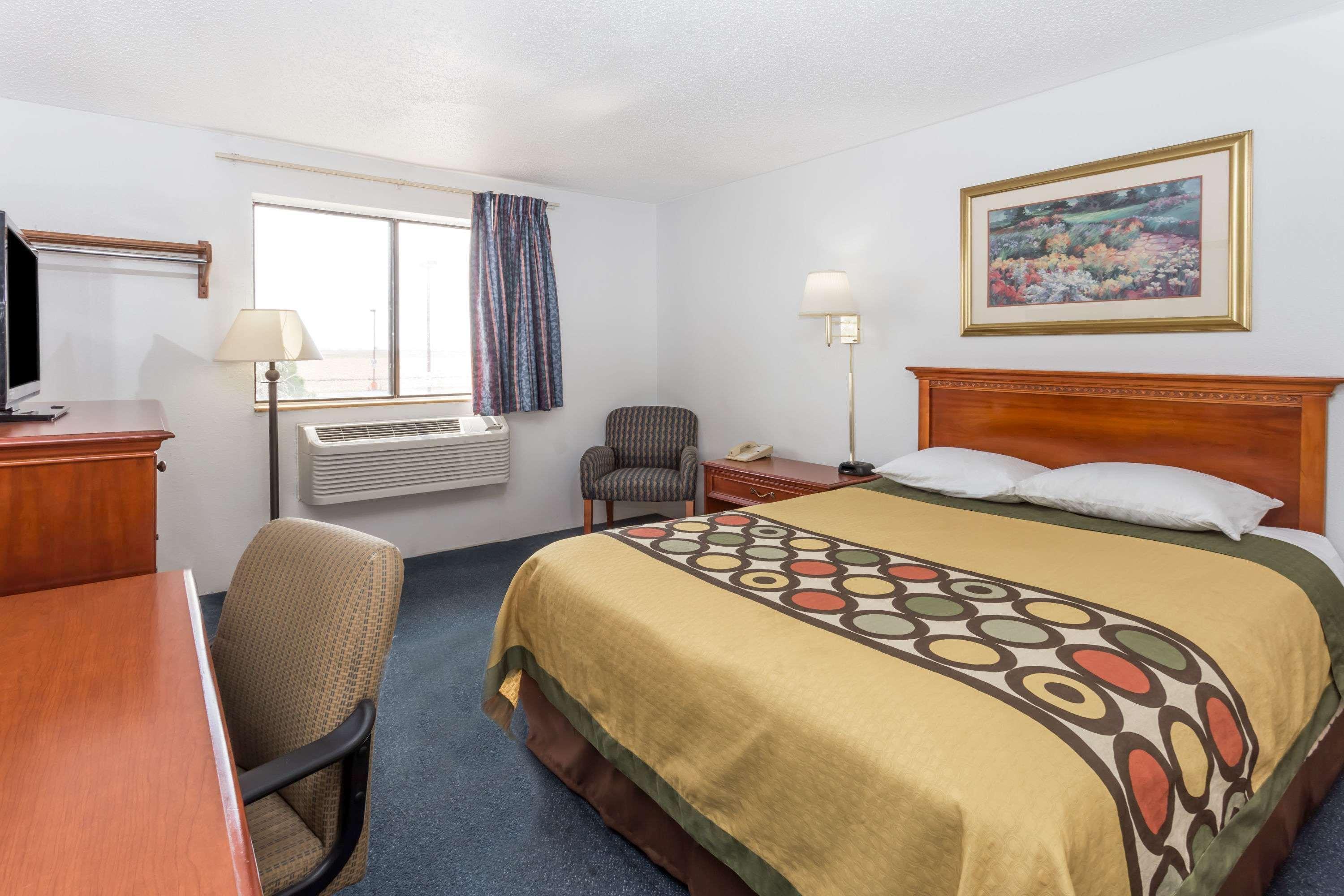 Super 8 By Wyndham Pontiac Hotel Exterior photo