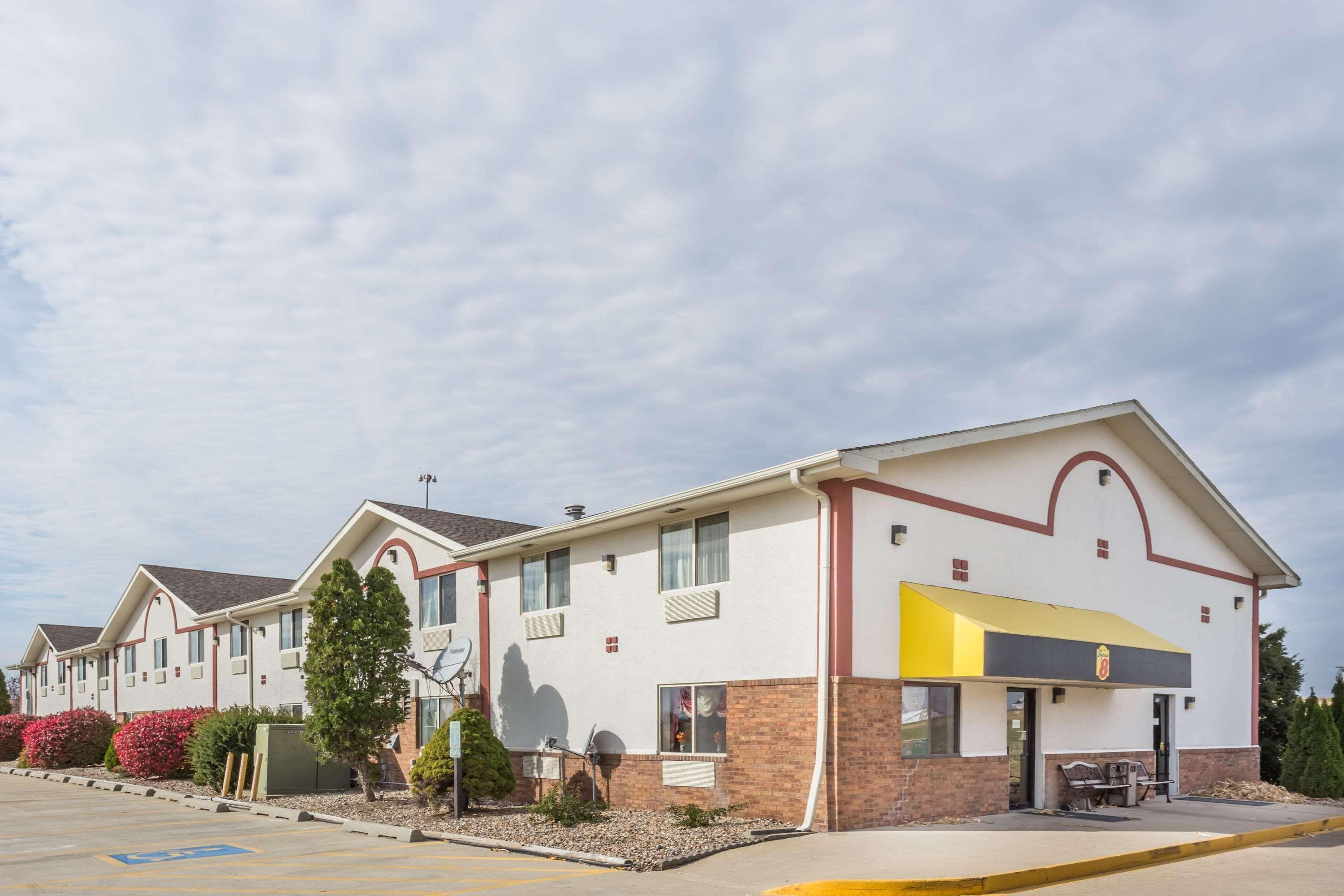 Super 8 By Wyndham Pontiac Hotel Exterior photo