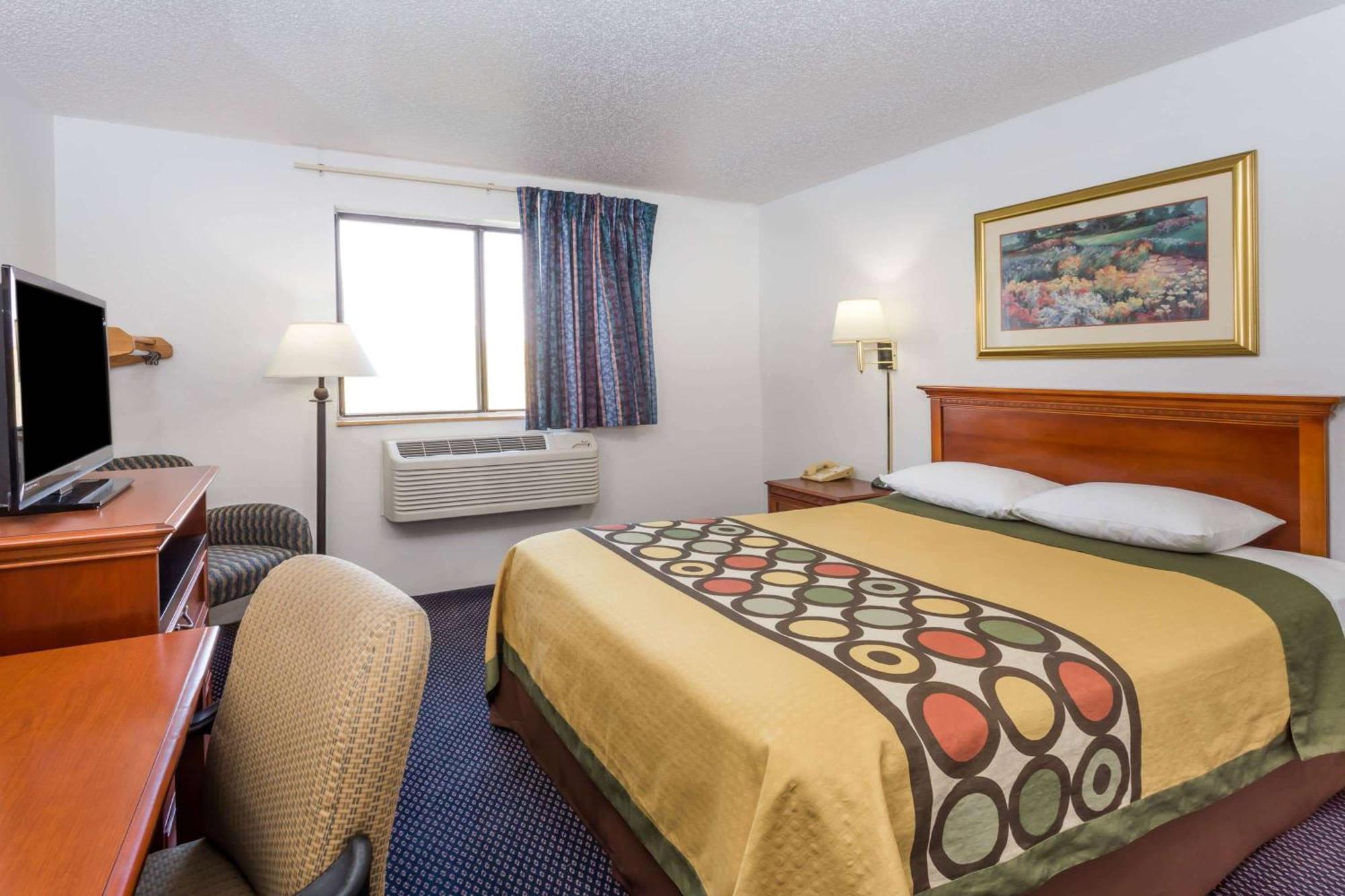 Super 8 By Wyndham Pontiac Hotel Exterior photo