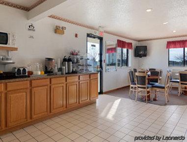 Super 8 By Wyndham Pontiac Hotel Restaurant photo