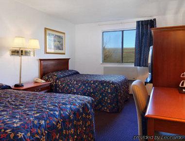 Super 8 By Wyndham Pontiac Hotel Room photo